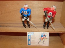 STECKFIGUREN EISHOCKEYSPIELER 1988 D/EU - NR. 1 BLAU UND NR. 4 ROT MIT BPZ