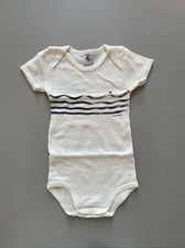 PETIT BATEAU BODY STRAMPLER GR.80 CM 18 MON WEIß MIT AUFDRUCK KURZARM