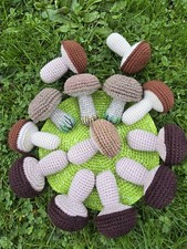 Handgehäkelte Pilze –