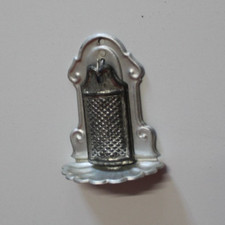 Altes Wandregal mit Reibe