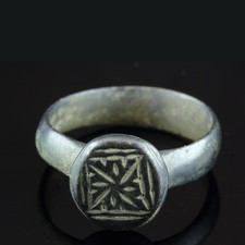 Mittelalterlicher Bronzering mit geometrischer Stern-Gravur, 12.–14. Jahrhundert