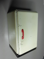 Blechkühlschrank Hersteller MFZ aus den 50.er/60.er J. mit 6 alten Glasflaschen