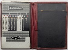 Vintage Addiator mechanischer Taschenrechner, Addition & Subtraktion im Lederetui