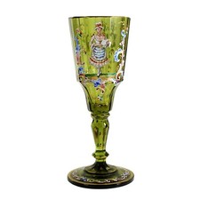 Vielfach facettierter Pokal