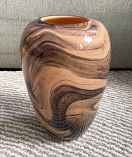 Moderne, minimalistische Designer-Vase im Marmor-Look.