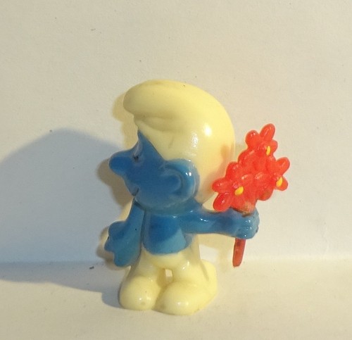 Schüchterner schlumpf mit - schÜchterner,