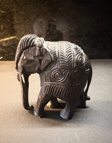 Alter geschnitzter elefant aus - geschnitzter,
