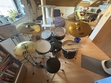 Schlagzeug Set: Drums von Tama und Becken von Meinl
