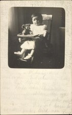 Foto Ak Mädchen mit Teddy, Porträt, Stuhl - 11223044