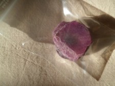 Diverse Korund Kristalle, Handschmeichler, Rubin,Saphir, roh, hexagonal Rohstein