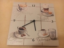 Neuwertige Wanduhr Im Café-Design