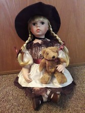 Porzellan-Puppe mit Teddy, sitzend - neu