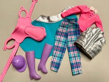 Barbie Reiter Kleidung Turnier Jacke, Hose,Stiefel,Helm,Pferde Sattel, Decke