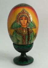 HOLZEI - RUSSLAND - SNEGUROTSCHKA SUSDAL - LACKMALEREI - SIGN. MIT SOCKEL - ORI