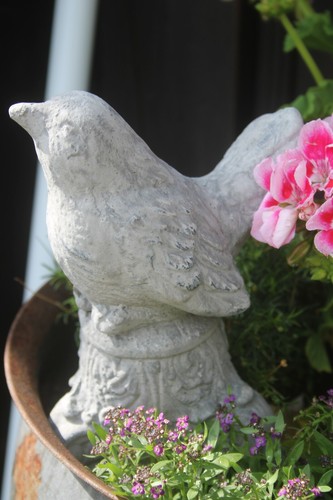 Vogel auf sockel gartenfigur - vogel,