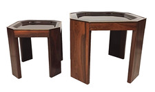 2x Satztische aus Teak mit schildpattfarbener Tischplatte Höhen: 44 u. 37 cm