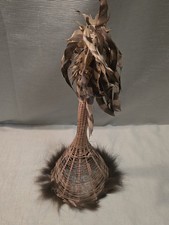 Afrikanisches Ritualobjekt / Korbhandwerk mit Federn und Fell – Tribal Art, 55cm