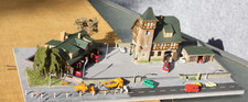 Feuerwache an Straßenzug mit Baustelle Diorama N-Spur, 14 Fzge, 11 x Licht