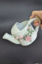 Wunderschöne Porzellan-Gießkanne als Vase mit zarten, handgearbeiteten