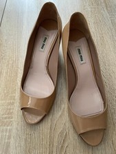 Miu Miu Pumps Gr. 39,5 – Beige Lackleder, Peep-Toe, Kristallabsatz, Made in Ital
