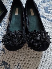 Zara schwarze Samtleder Wildleder Ballerina Aster Chrysantheme CC Flats