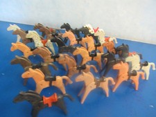 25 Pferde mit Sattel für