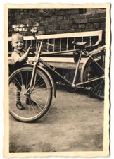 3 Fotografien Fahrrad Imperator, Mutter mit Kind im Kindersitz, zwei junge Knab 