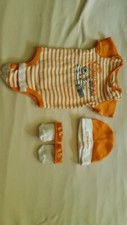 Converse All Star Baby 3 Stück Set Bodysuit Cap Socken Orange Weiß 0-6 Monate