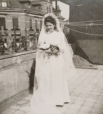 Junges Mädchen steht im Brautkleid auf Dachterrasse vor Wäscheleine Braut Foto 