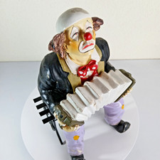 Clown auf Bank mit Akkordeon  Clown Figuren- Musiker Akkordeon Siehe Bilder 