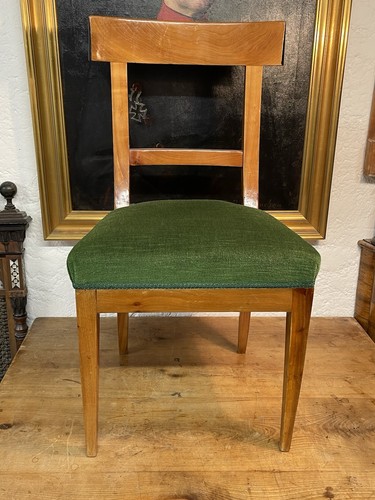 Antiker stuhl mit neuer - stuhl,