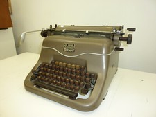 Triumph Schreibmaschine alt antik Matura mit Haube von Triumph Werke Nürnberg .