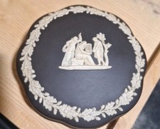 Wedgwood Jasperware Wellenschachtel, Ø12.5 cm Patriziergruppe-Deckel, 8 Reliefs.