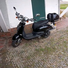 Zuverlässiger Roller  Marke