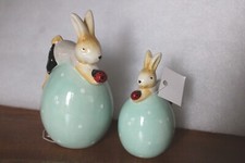 Liegender Hase auf Ei aus Keramik, in 2 Größen erhältl., Osterhasendeko, Ostern
