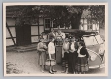 Frauen mit Bulli VW-Bus Samba