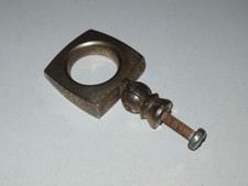 Pos 4) 1 Griff (Schrankklappe)