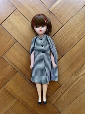 Sindy Puppe von 1963 trägt