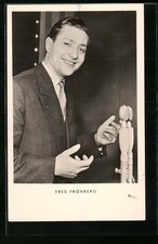 Ansichtskarte Musiker Fred Frohberg bei einem Bühnenauftritt 