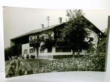 Unbekanntes Haus. Unbekannter Ort. Großes Haus mit blühendem Garten. Alte Ansich