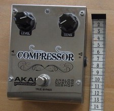 AKAI Professional Analog Custom Shop Compressor Effektpedal mit OVP