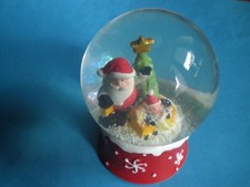 Schneekugel Weihnachtsmann mit Baum und Kind nur schön aus Familien Nachlass !