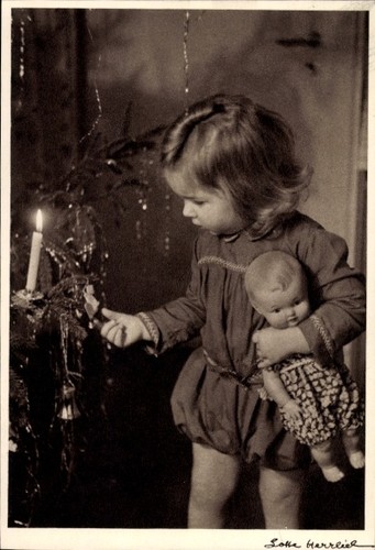 Mädchen mit puppe - mädchen, am