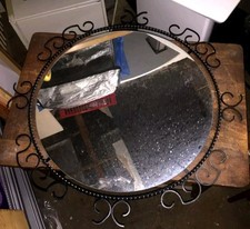 Wandspiegel rund mit Gusseisengestell Ø 74 cm. Spiegel Ø 57 cm.