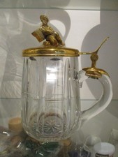 Schwerer geschliffener Glaskrug mit gegossener Figur Wanderer auf Messingdeckel