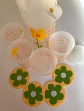 Saftkrug Set mit Blümchenmotiv – 4 Becher & 4 Untersetzer – Transparent, Orange