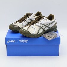 1203A810-101 Temptation Vacation × Asics Gel-DS Trainer 14 Creme (Herren)