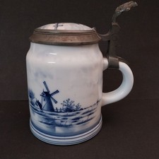 Porzellan Bierkrug mit Zinndeckel Delfter Dekor Hüttensteinach / Raue. Bodenbild