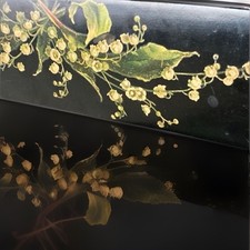 Jugendstil Griffelkasten mit Maiglöckchen. Inklusive abgebildetem Inhalt