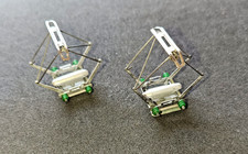 Zwei Scherenstromabnehmer H0